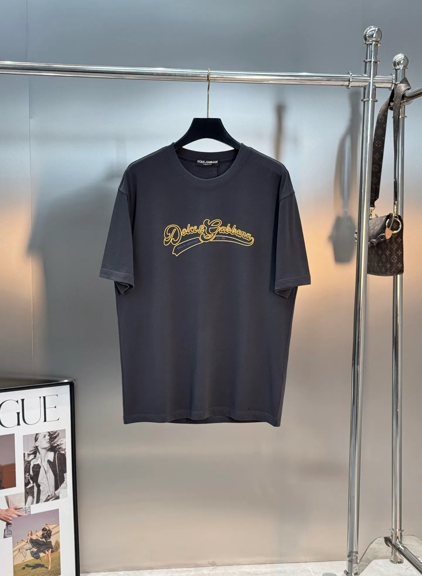 180 ⚜️ Dolce & Gabbana New Arrival T ， Same Style❤️ +“ATHLETIC DEPARTMENT EST ” ，Retro ！ . Breathable， White、Black、Dark Gray ， Gold Gray ， 。 ， ， . ！Sizes：S-3XL ❗️（175/145 L）